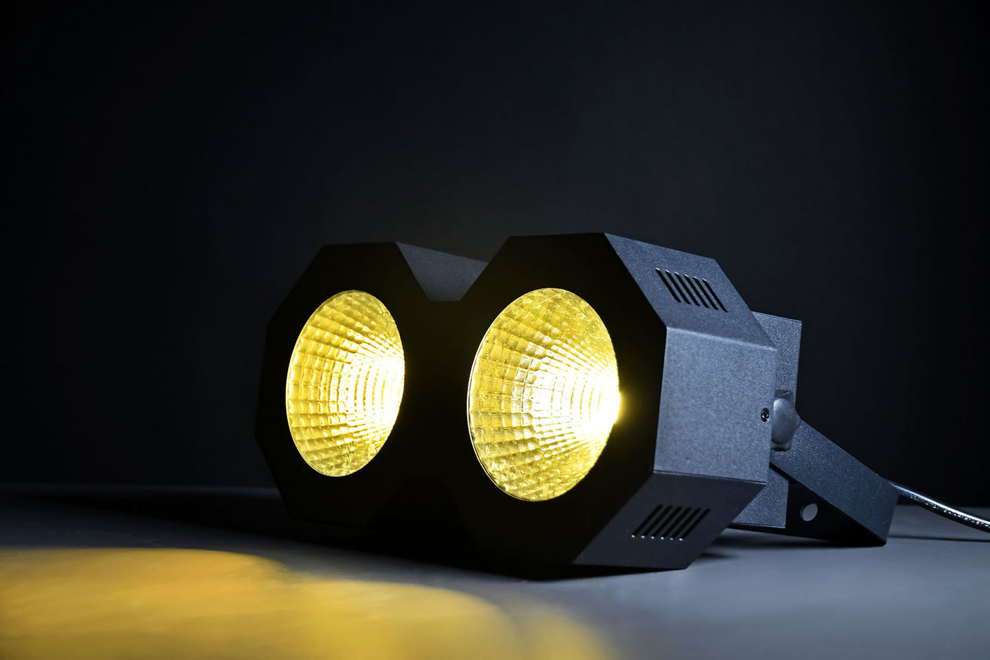 QTX HPWash-100 100W Dual COB LED Stage Blinder 2