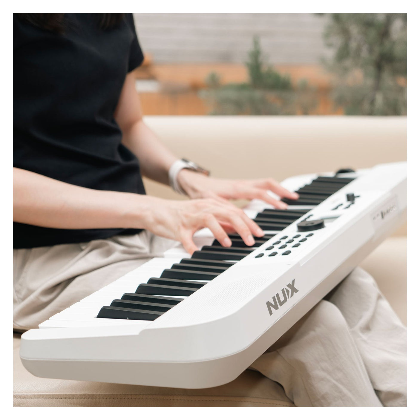 NUX NEK-110 61-Key Portable Keyboard - White 7