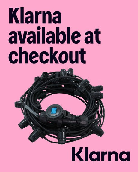 Black cable with connectors on a pink background with Klarna text