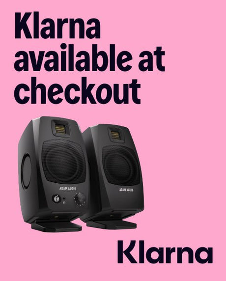 Two speakers on a pink background with 'Klarna' branding and text.