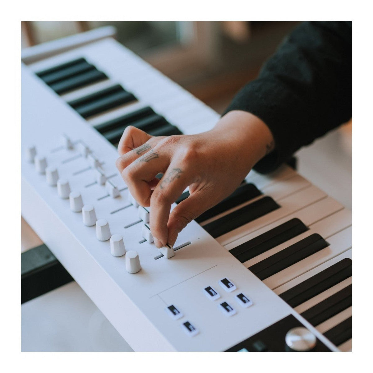 Arturia KeyLab Essential 88 MK3 MIDI Keyboard Controller – White 5