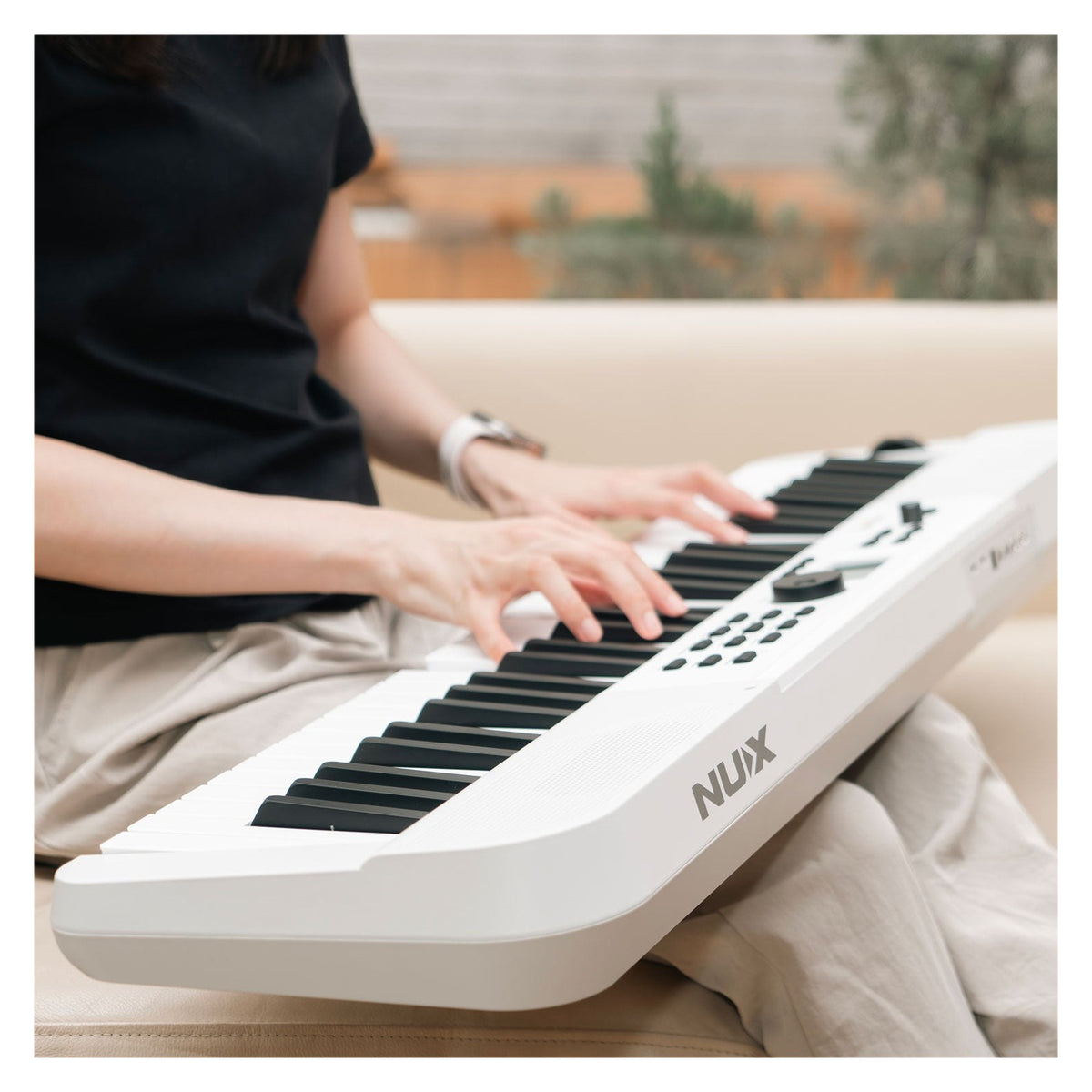 NUX NEK-110 61-Key Portable Keyboard - White 7