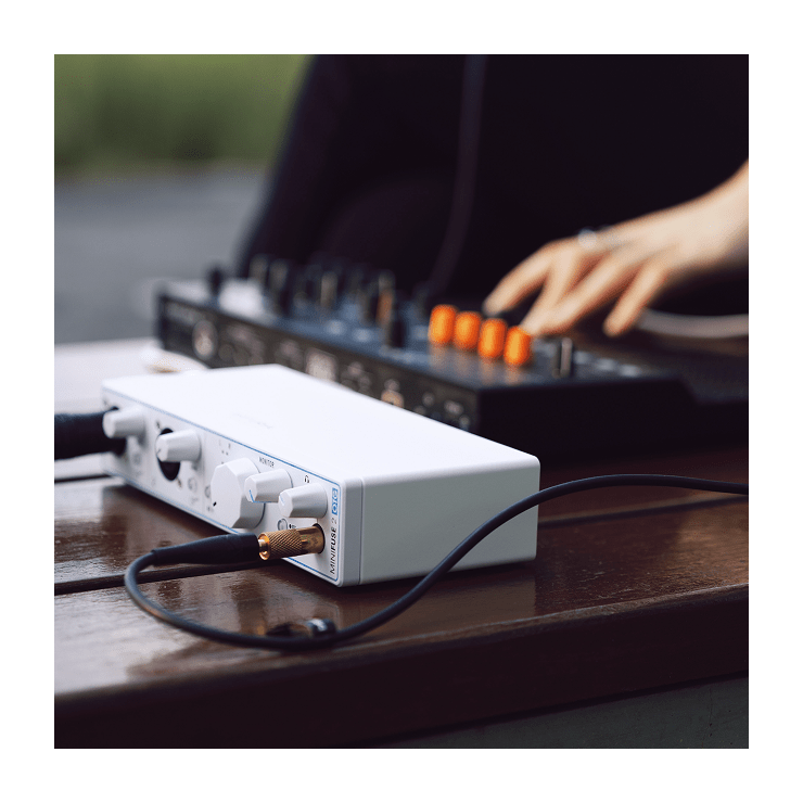 Arturia MiniFuse 2 OTG - Dual USB 2-in / 2-out Audio Interface White 8