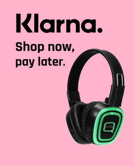 Black headphones with green accents on a pink background featuring Klarna text.