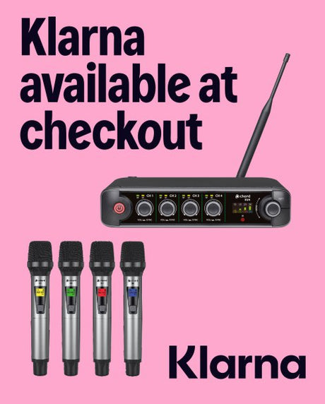 Wireless microphone set with Klarna logo on a pink background