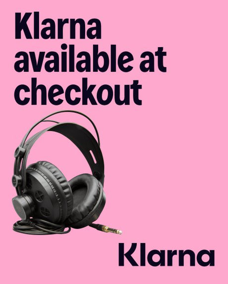Black headphones on a pink background with 'Klarna' branding.
