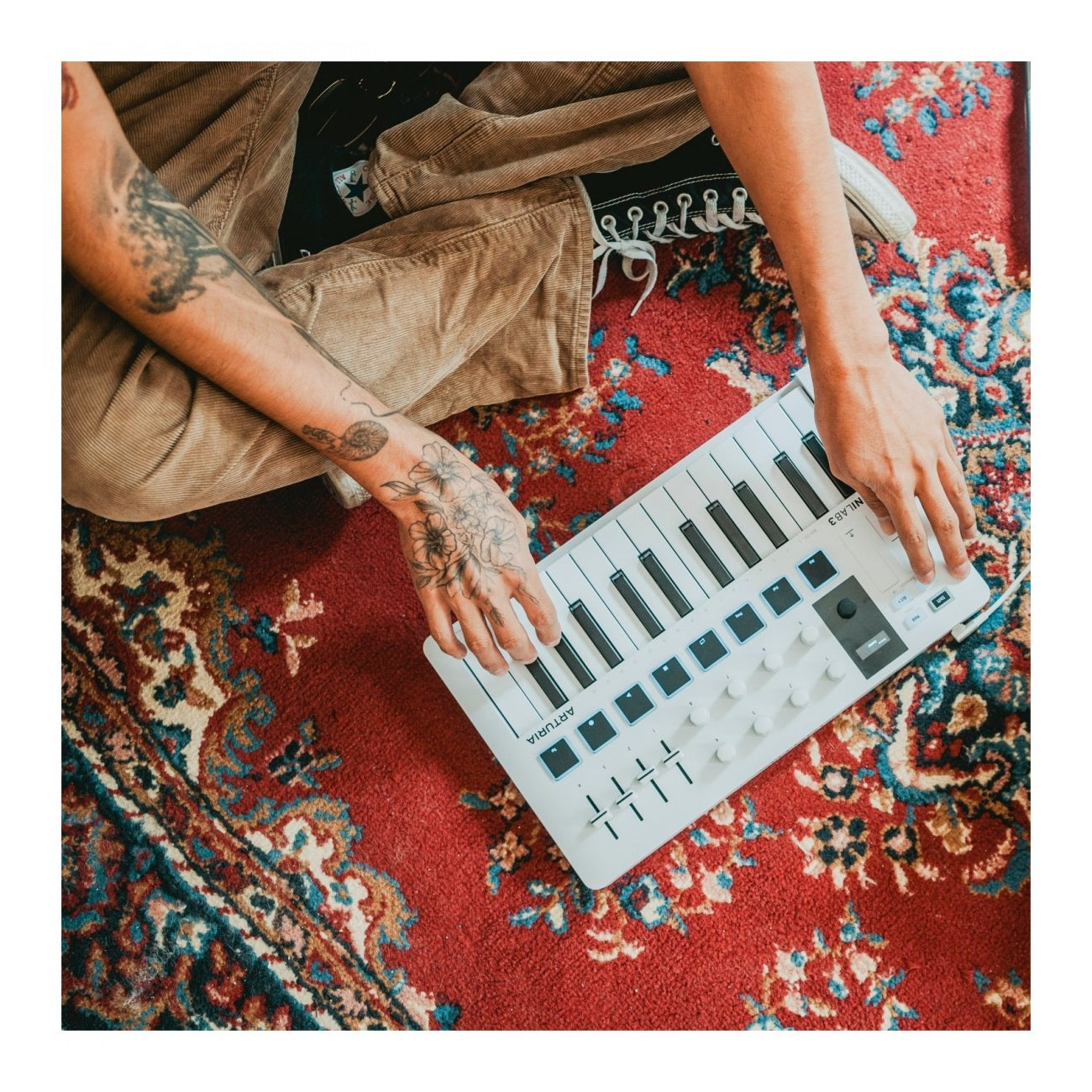 Arturia MiniLab 3 25-Key MIDI Keyboard Controller – White 7