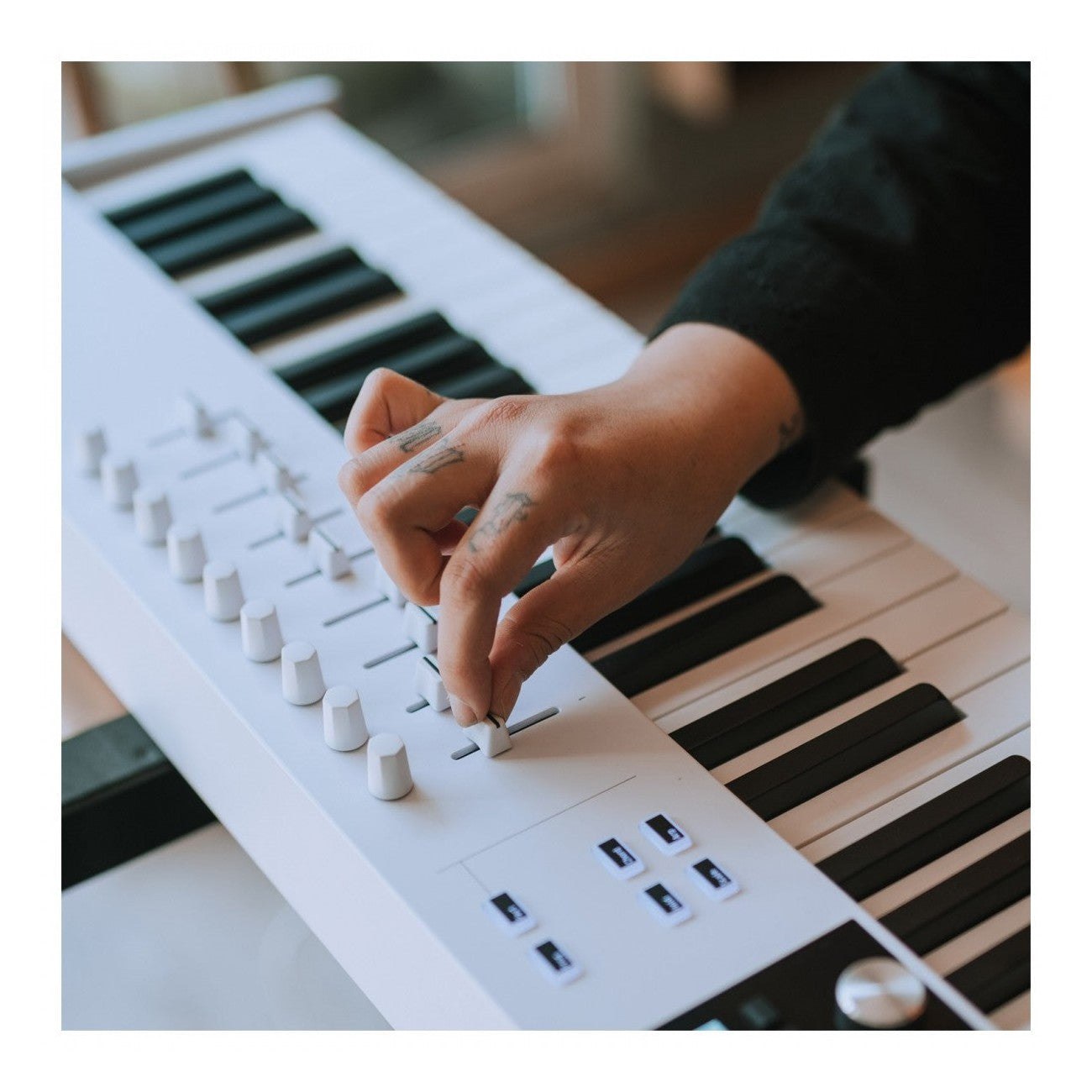Arturia KeyLab Essential 88 MK3 MIDI Keyboard Controller – White 5
